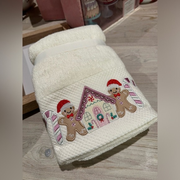 Cupcakes And Cashmere Gingerbread Hand Towels - Picture 4 of 5